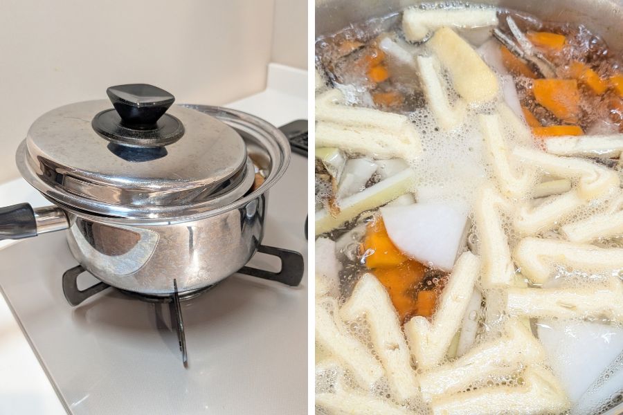 鍋フタを少しずらして中火にかけ煮立たせ出てきたアクを取り除くところ