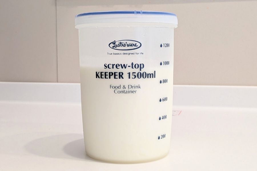 甘麹を作るためにヨーグルティアSの内容器に入っていたヨーグルトをスクリュートップキーパー1500mlに移したところ