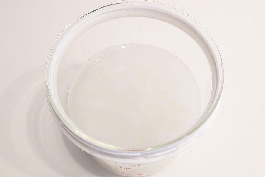 ヨーグルティアSの内容器に炊立てのごはんと水を入れて混ぜ合わせたところ