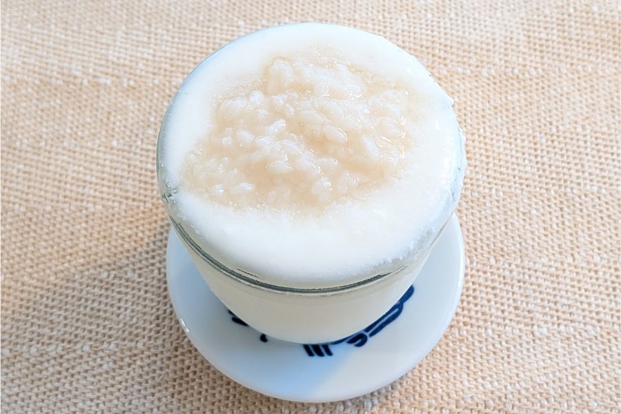 自家製ヨーグルトに甘麴を載せてジャム代わりにしている様子
