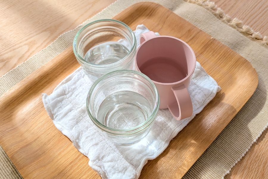 濡れ布巾の上にカップを置きお湯を冷ましているところ