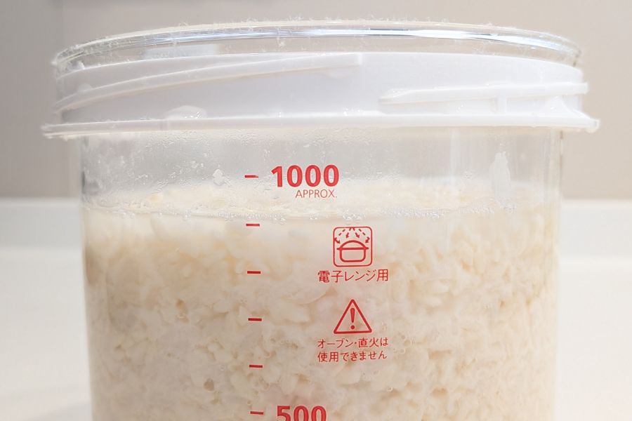 水を追加し、全ての材料が入った状態で900mlほどになった様子